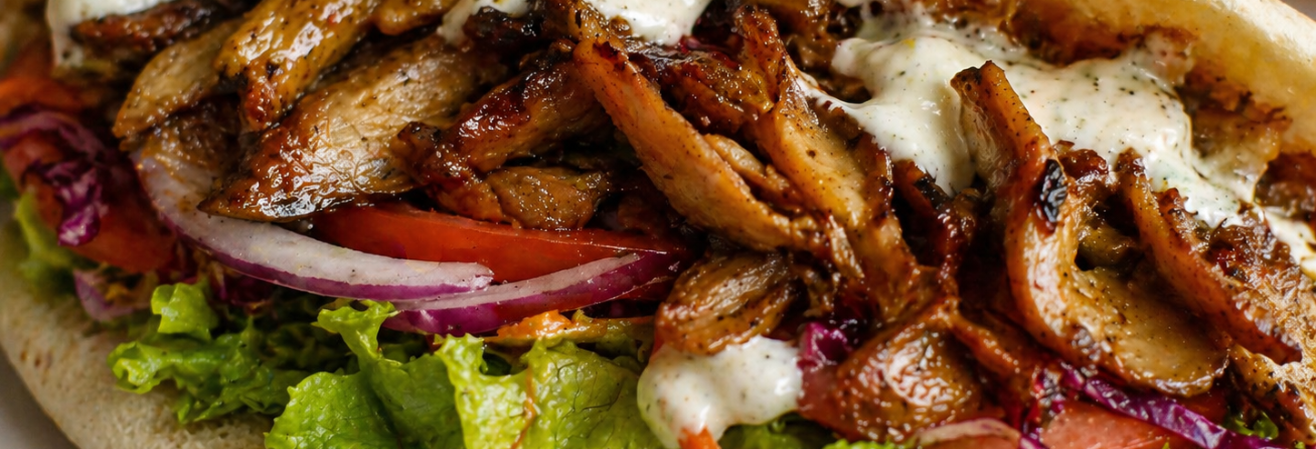 Kebab végétarien de pleurotes gris, sauce blanche et crudités