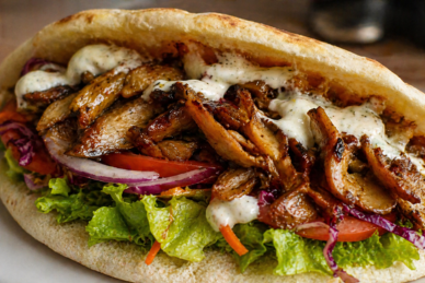 Kebab végétarien de pleurotes gris, sauce blanche et crudités